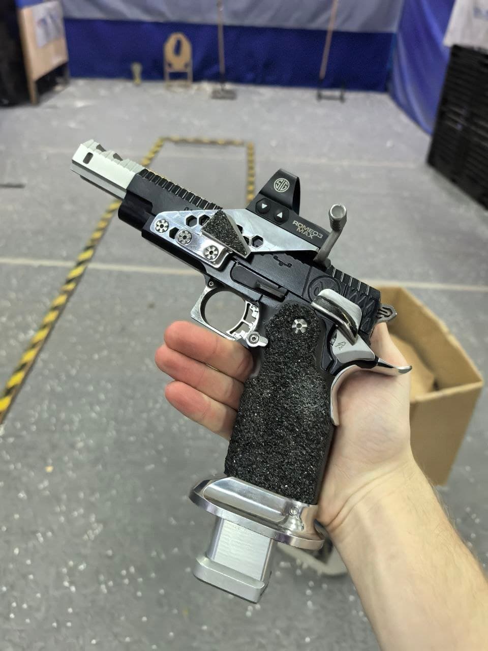 Airsoft-пистолет на тренировочной площадке