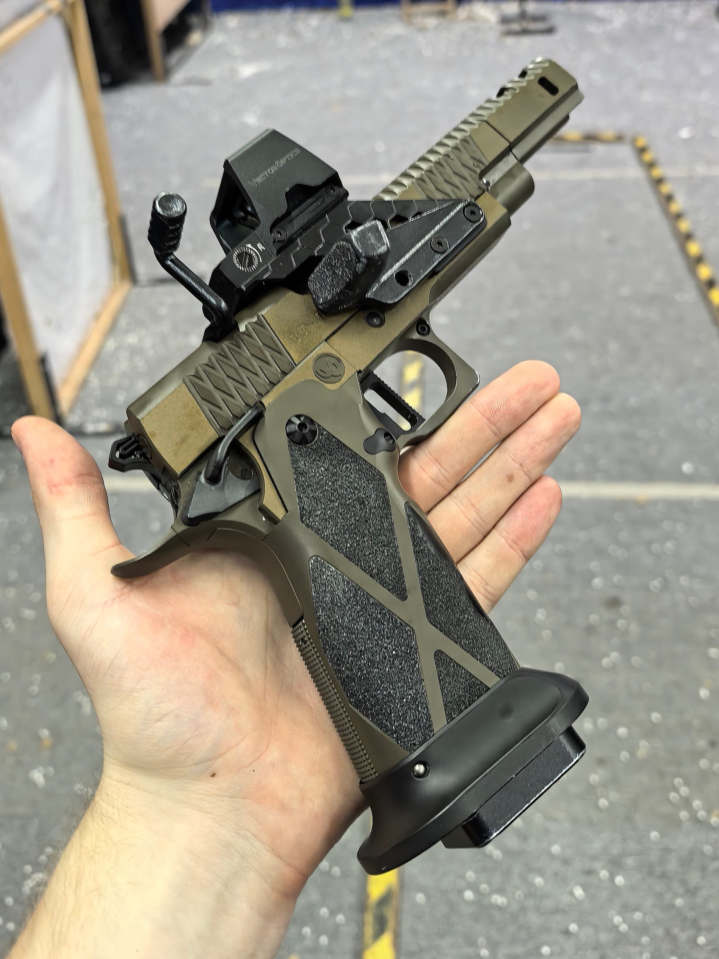 Шкафчик со стикерами airsoft-брендов